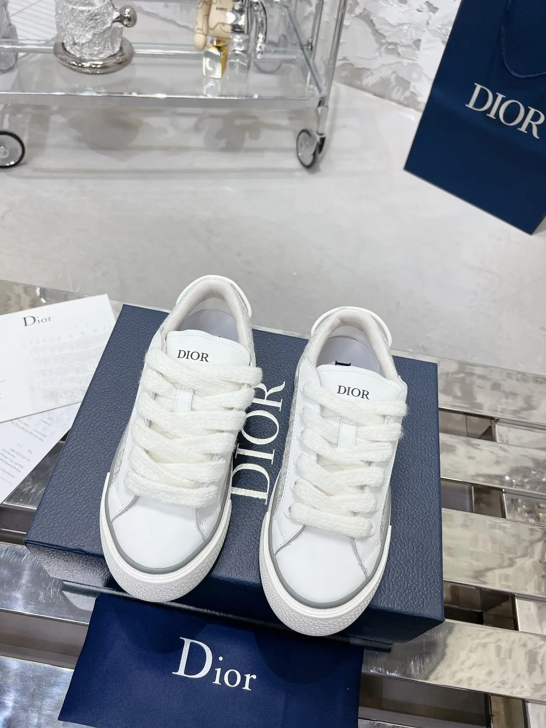 👟👟Ex-factory price 560👟👟 Women's shoe factory top version Dior B33 series! Casual sneakers for couples 👟 Purchased from the original, developed and made. Carefully crafted from Dior gray cow leather, decorated with tone-on-tone CD Diamond pattern canvas panels on the sides. The shoelace eyelets in the shape of CD Icon are clever and exquisite, and the two-color sole, tongue and heel are all decorated with special details, making it even more refined. It is a very casual and versatile shoe. 🔘Fabric: Original customized calfskin + Oblique floral fabric 🔘Inner: Customized breathable lining 🔘Outsole: Original molded T👟👟Ex-factory price U combination outsole 🔘Sole thickness: 3CM 🔘Number of sizes: Women’s size: 35-41 Men’s size: 38-46 (Female 41, Men’s 38, 46 customized are not returnable)